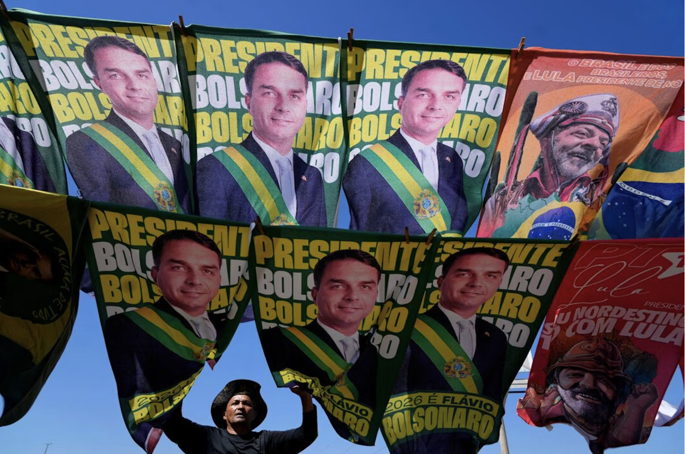 Verkiezingsvlaggen met Flávio Bolsonaro en Lula